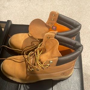 Classic timberlands. Worn a couple of times, some dog hair on the insoles.